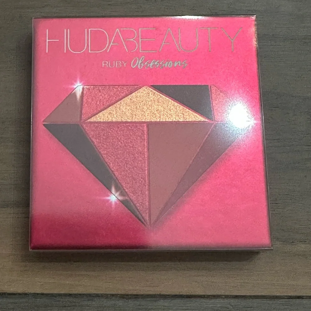 HUDA BEAUTY Ruby Obsessions Eyeshadow Palette - Vibrant Reds and Golds - Picture 5 of 7